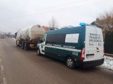 Inspektorzy Transportu Drogowego kontrolują wąskie drogi wokół lotniska w Radomiu. Kierowcy ciężarówek, łamiących zakaz tonażowy z mandatami