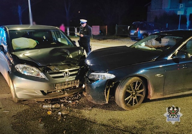 Dwa samochody osobowe zderzyły się czołowo na skrzyżowaniu ul. Sikorskiego z Niepodległości w Wałbrzychu.