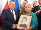 Nadanie krzyża oficerskiego Orderu Odrodzenia Polski por. Ignacemu Wałęzie ze Skierniewic