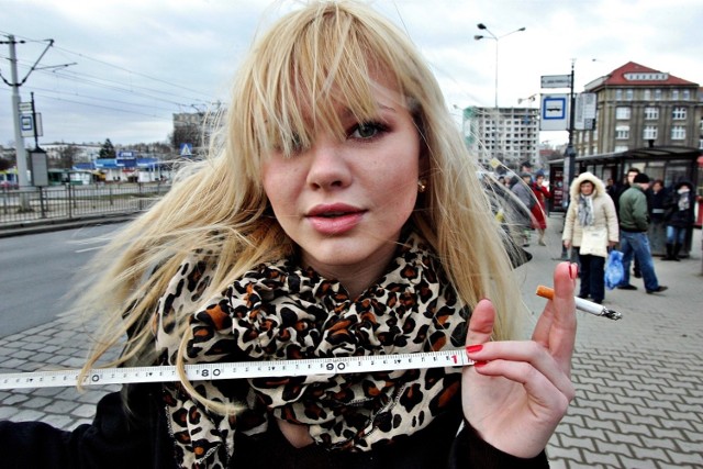 Do porzucenia papierosów w Polsce używa się nie tylko zakazów i wysokich podatków, ale i celebrytów. Miss Wrocławia Julia Wargin wsparła akcję uświadamiającą zakaz palenia na przystankach. Mimo to od 10 lat odsetek palących utrzymuje się w naszym kraju na zbliżonym poziomie - ponad 20 proc. A teraz moda na tanie papierosy zapanowała na powrót wśród młodzieży. Bo są za tanie?