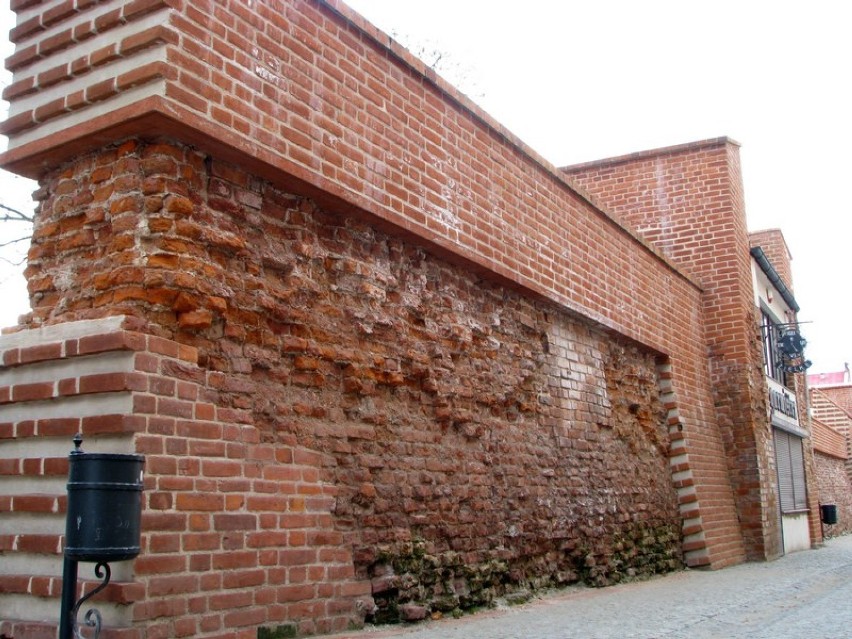 Odrestaurowany fragment murów obronnych