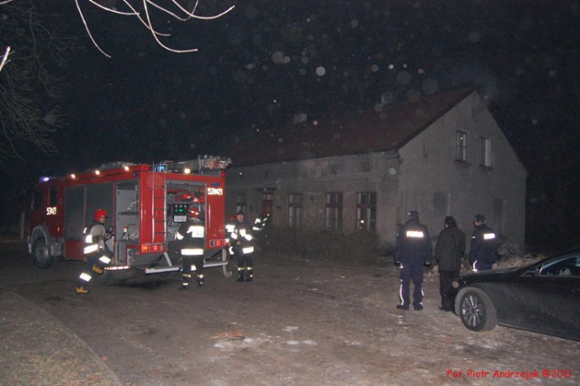 Dym wydostawał się małymi okienkami na strychu. Fot. Piotr Andrzejak