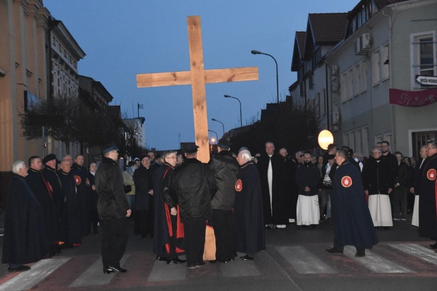 Droga krzyżowa przeszła ulicami Wągrowca. Wzięły w niej udział setki wiernych 