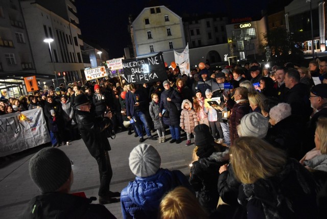 Kilkuset opolan, w tym pracowników oświaty, pojawiło się na "spacerze" na pl. Wolności w Opolu