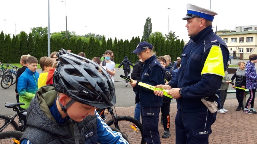 Rawicz. Młodzi rowerzyści z SP4 zdawali na kartę rowerową. Praktyczny egzamin nadzorowali policjanci z KPP w Rawiczu [ZDJĘCIA]