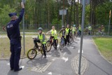 Uczniowie SP nr 32 w Bydgoszczy wzięli udział w rajdzie rowerowym. Na koniec egzamin praktyczny na kartę rowerową [zdjęcia, wideo]