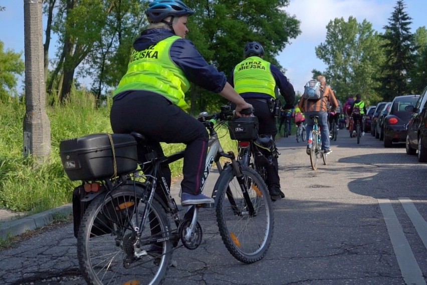 Uczniowie SP nr 32 w Bydgoszczy wzięli udział w rajdzie rowerowym. Na koniec egzamin praktyczny na kartę rowerową [zdjęcia, wideo]