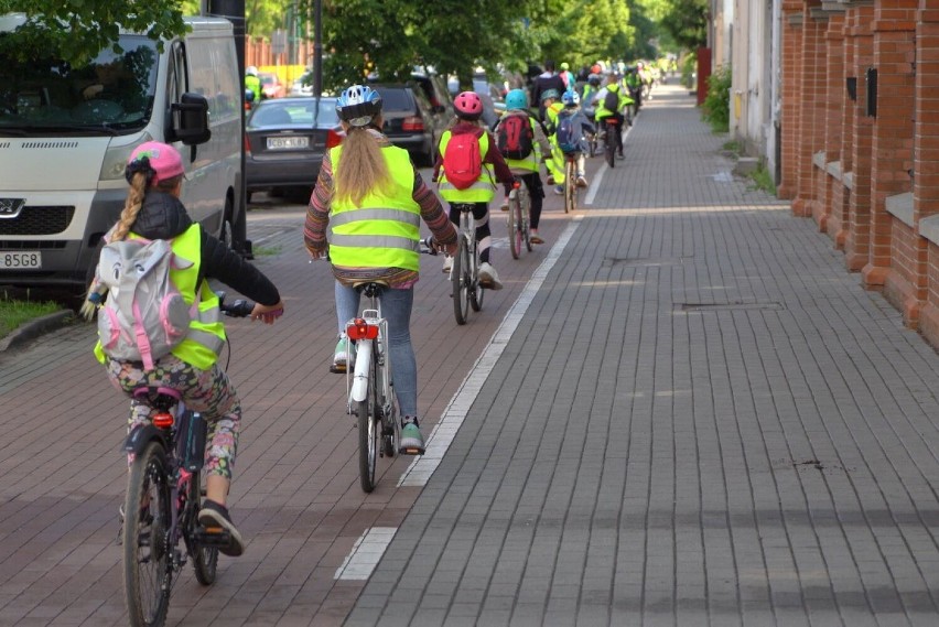 Uczniowie SP nr 32 w Bydgoszczy wzięli udział w rajdzie rowerowym. Na koniec egzamin praktyczny na kartę rowerową [zdjęcia, wideo]