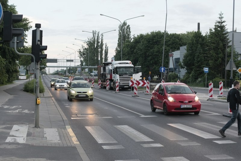 Poznań: Drogowcy zamknęli ulicę Świętego Wawrzyńca [ZDJĘCIA]