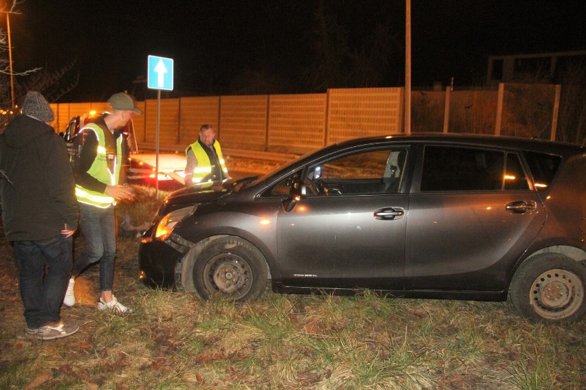 Kraksa w Kielcach. Dwa samochody zderzyły się na skrzyżowaniu ulic Jesionowej i Klonowej. Są duże zniszczenia. Zobacz zdjęcia