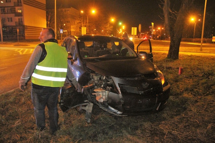 Kraksa w Kielcach. Dwa samochody zderzyły się na skrzyżowaniu ulic Jesionowej i Klonowej. Są duże zniszczenia. Zobacz zdjęcia