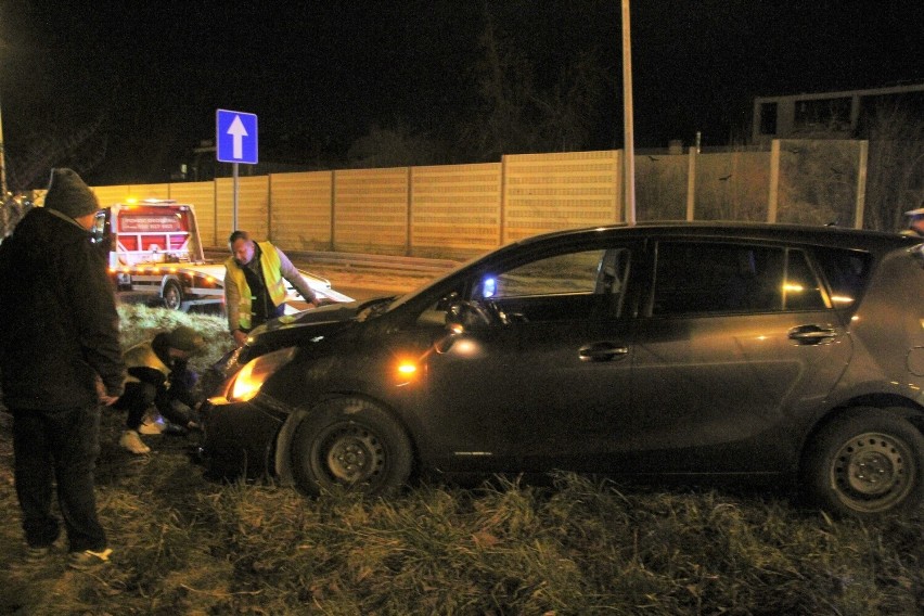 Kraksa w Kielcach. Dwa samochody zderzyły się na skrzyżowaniu ulic Jesionowej i Klonowej. Są duże zniszczenia. Zobacz zdjęcia