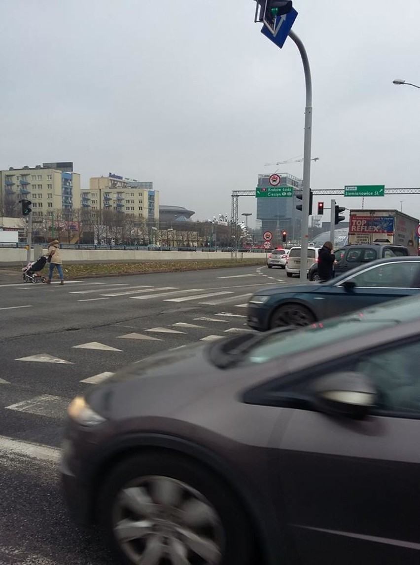 Katowice: Kolizja samochodów na DTŚ, tunel zamknięty [ZDJĘCIA]