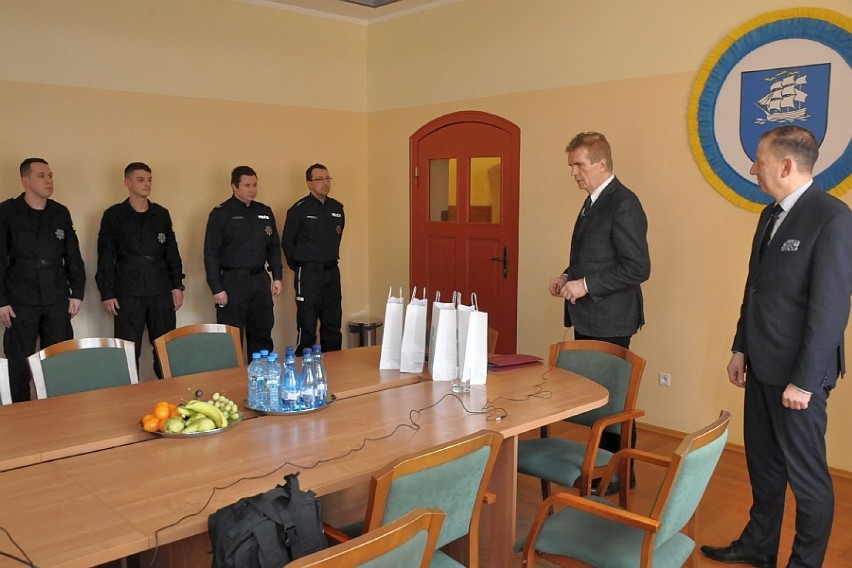 Burmistrz Ustki podziękował policjantom za wzorową postawę (zdjęcia)
