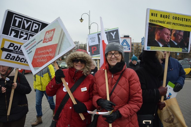 Polskie Babcie w Piotrkowie - manifestacja antyrządowa na giełdzie i targowisku