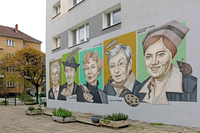 Mural jest pretekstem do prześledzenia wspomnień i życiorysu bohaterek związanych z Jeżycami w Poznaniu. 

Zobacz więcej zdjęć --->