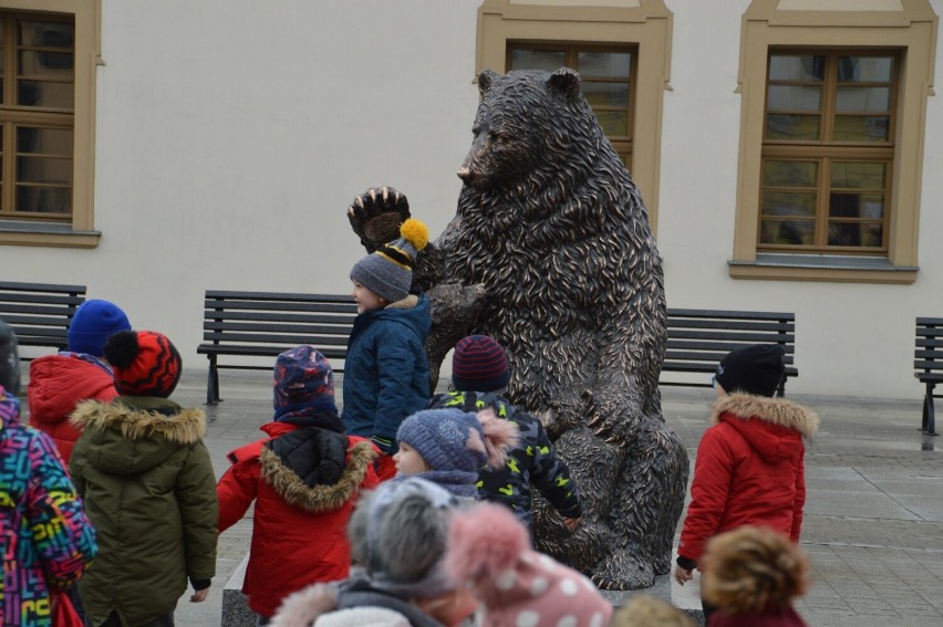 Pomnik niedźwiedzia na rynku w Rawiczu