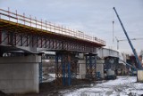 Budowa nowego mostu na Dunajcu w Ostrowie idzie naprzód. Jak, nie będzie mrozów, wkrótce rozpocznie się wielkie betonowanie [ZDJĘCIA]