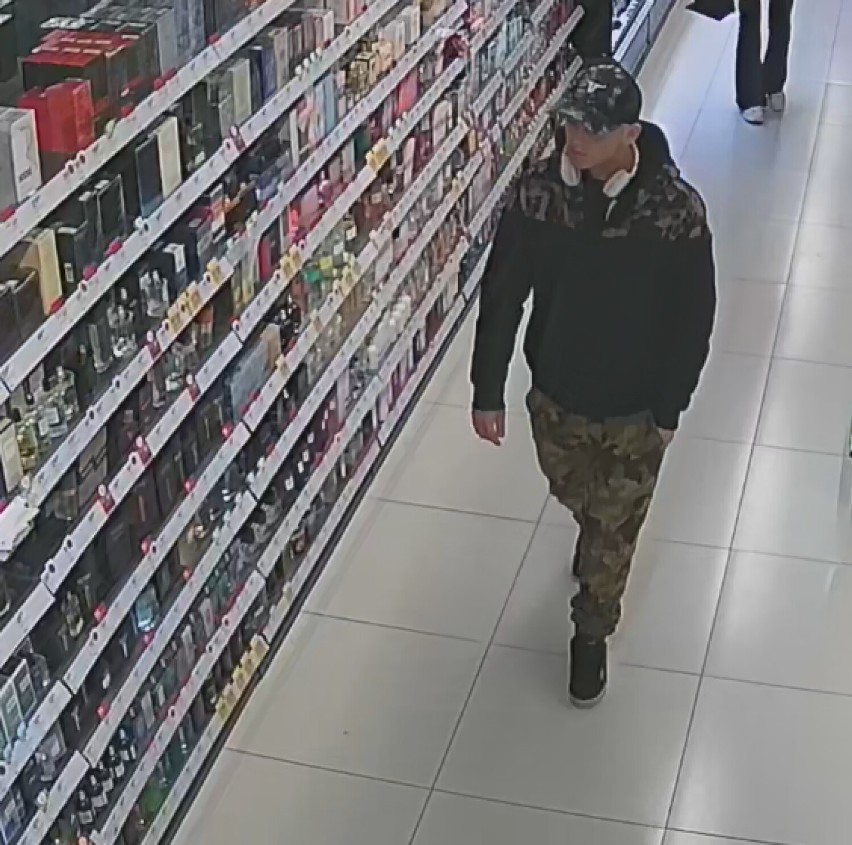 Mężczyzna ukradł perfumy w drogerii przy ul. Harcerskiej.
