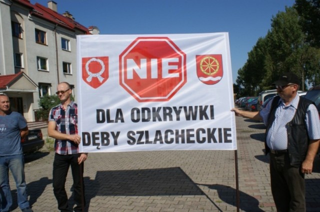 Gmina Babiak: Referendum w sprawie kopalni odbędzie się 21 czerwca 2015r. Na zdjęciu protest przed siedzibą konińskiej kopalni