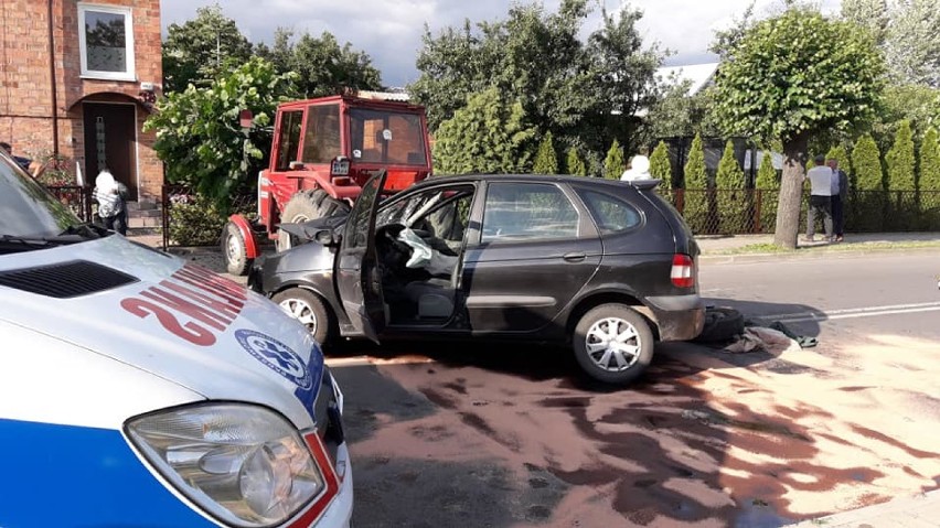 Lututów. Zderzenie ciągnika z osobówką. Jedna osoba poszkodowana [ zdjęcia]