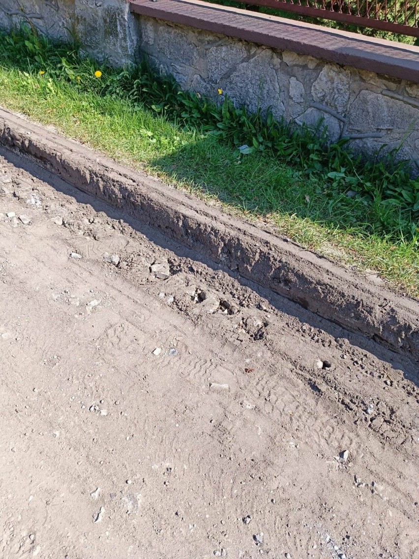 Rozpoczął się remont dziurawej ulicy Skowronkowej w Dąbrowie...