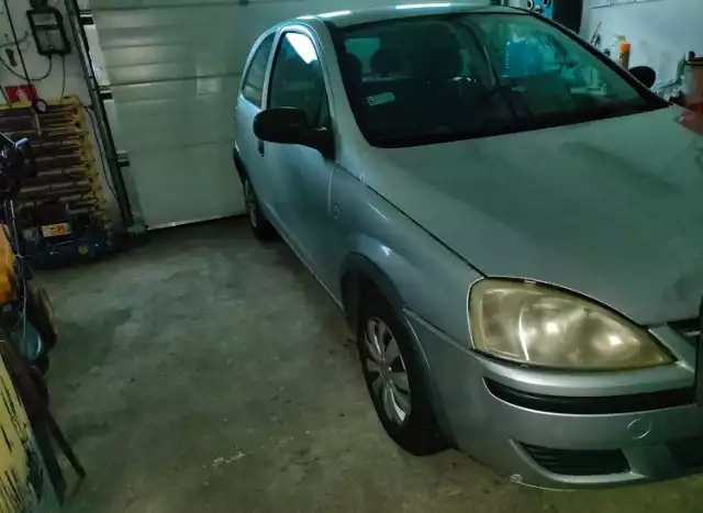 Opel corsa w garażu