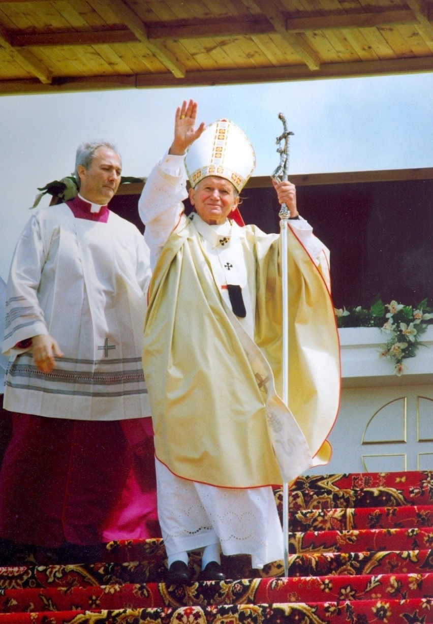 Ze stopni polowego ołtarza Jan Paweł II błogosławił tłumy na...