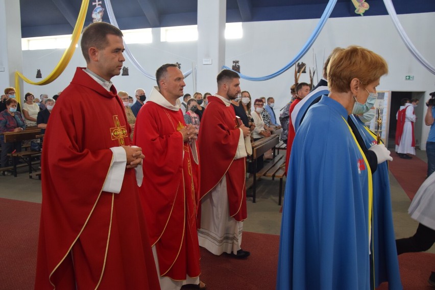 Relikwie św. Maksymiliana Kolbe trafiły do kościoła w Sokółce. Relikwiarz niósł sam poseł 