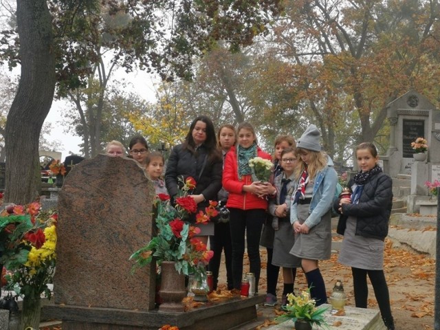 Uczniowie wąbrzeskiej "dwójki" chętnie odwiedzali cmentarze i sprzątali groby