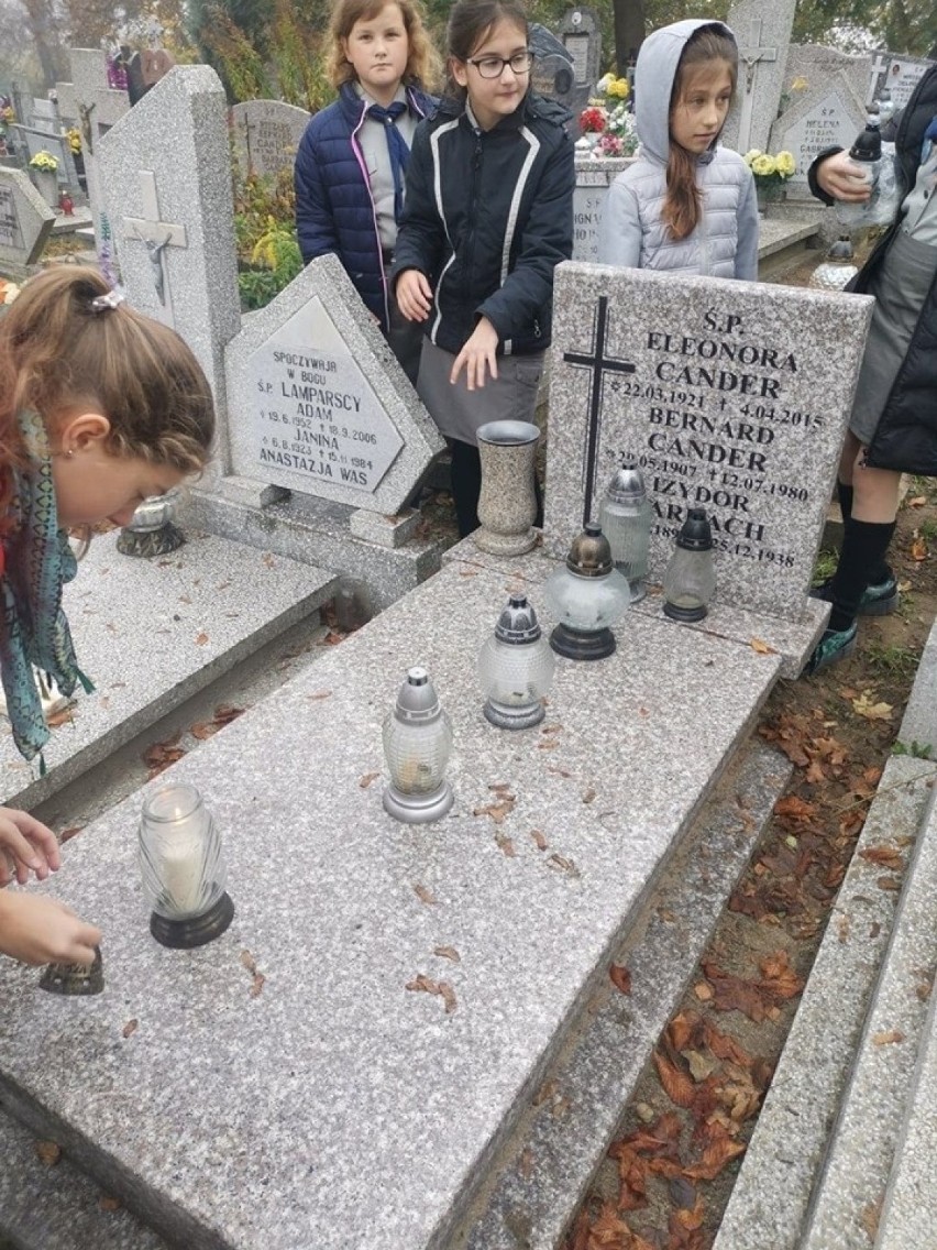 Uczniowie wąbrzeskiej "dwójki" chętnie odwiedzali cmentarze...
