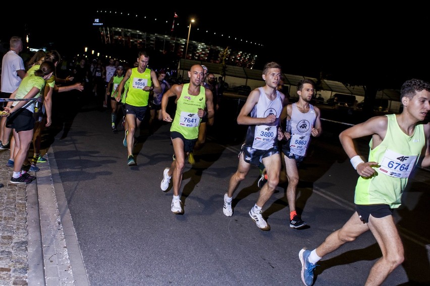 4F Półmaraton Praski 2019. Tysiące biegaczy w nocnych 21-kilometrach po Pradze [ZDJĘCIA]
