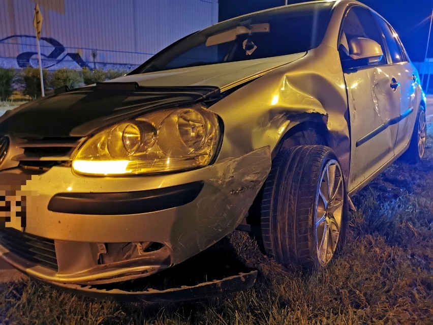 Kierowca BMW chcąc uniknąć policyjnego radiowozu uderzył w volkswagena na alei Królowej Jadwigi we Włocławku [zdjęcia]