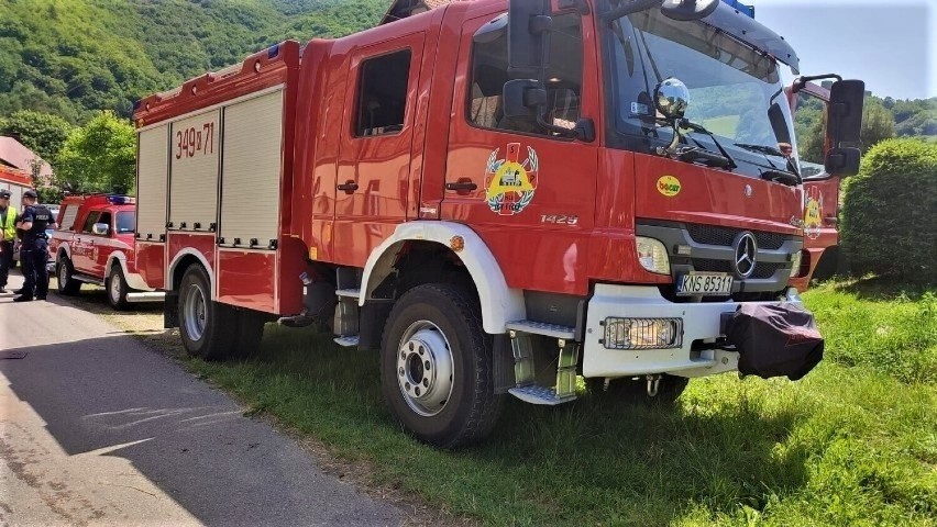 Rytro. Sprawca zderzenia renault z pociągiem na przejeździe kolejowym zapłaci wysoki mandat. Zobaczcie zdjęcia