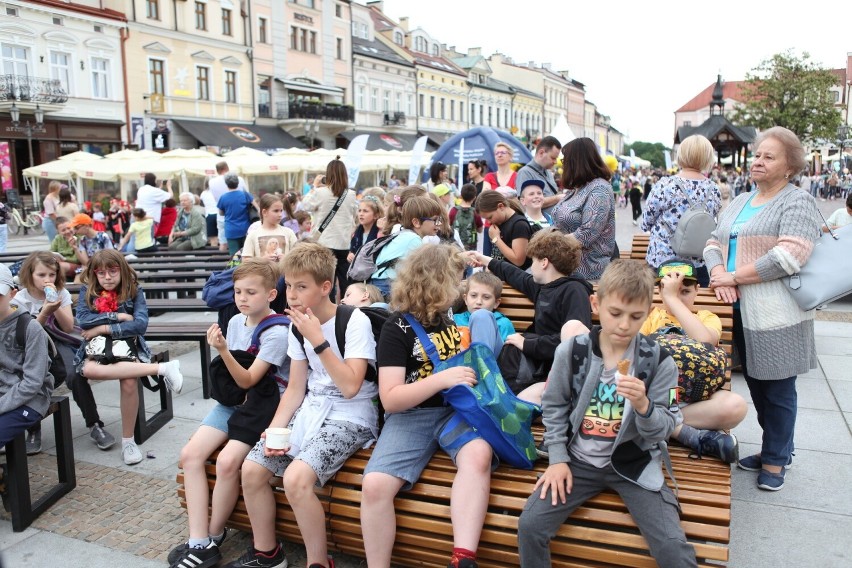 Dzień Dziecka na rzeszowskim Rynku. Od 1 czerwca można grać na fortepianie! [ZDJĘCIA]