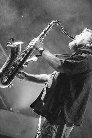 Mało znany w Polsce, ale wyśmienity amerykański saksofonista Mack Goldsbury. 
Fot. Adam Warżawa