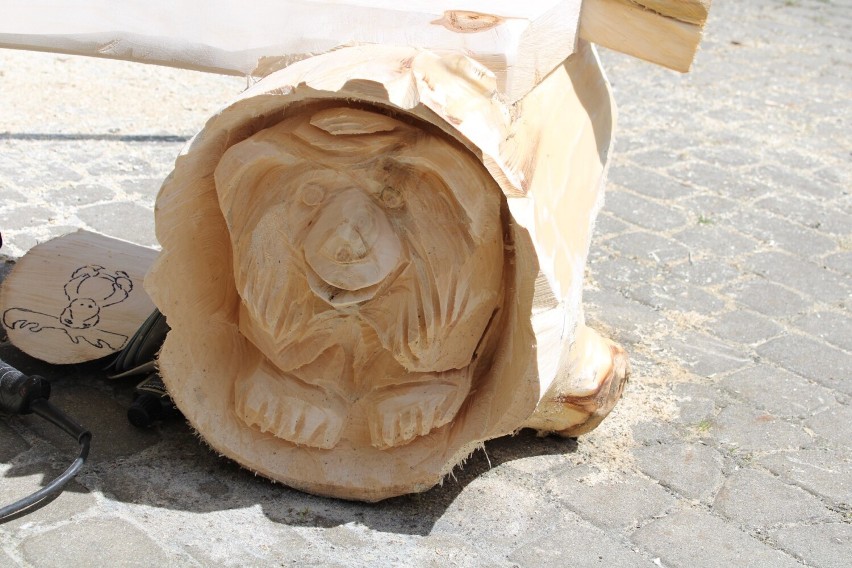 Unikatowa ławka z rzeźbami niedźwiedzi została skradziona z amfiteatru w Iwoniczu-Zdroju. Jest apel władz gminy