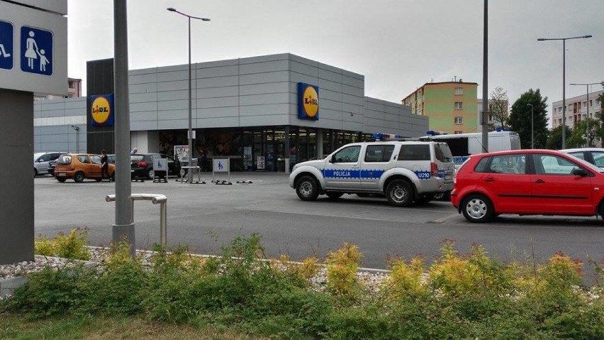 Alarm bombowy w sieci Lidl. Policjanci sprawdzali sklepy w Kaliszu [FOTO]