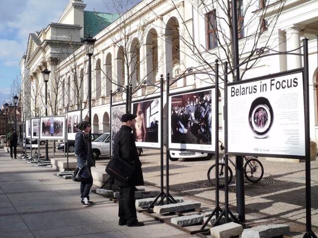 Wystawę &quot;Białoruś w obiektywie&quot; można obejrzeć przed Domem Polonii na Krakowskim Przedmieściu 64. Fot. Ewa Krzysiak