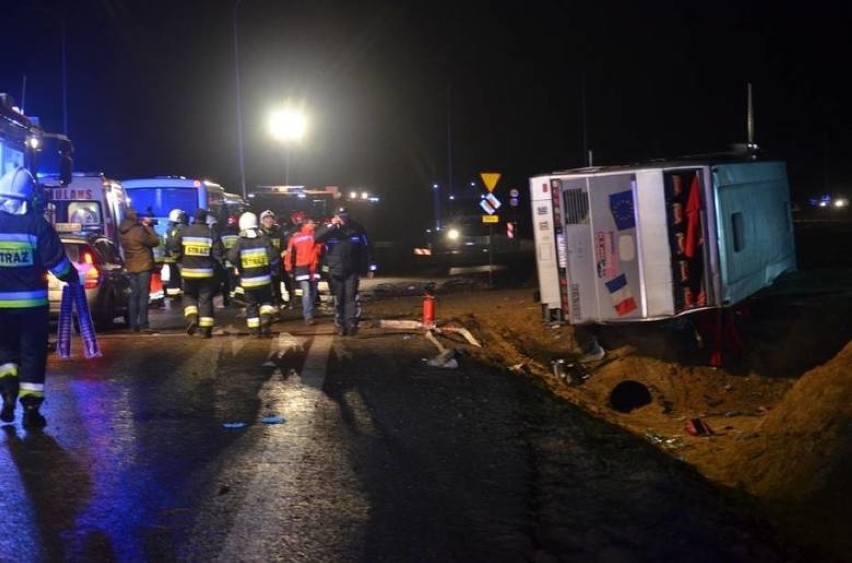 Wypadek autokaru. Podróżowali nim niepełnosprawni z lubuskiego. Jedna osoba nie żyje, 24 są ranne. Jak przebiegała akcja ratownicza