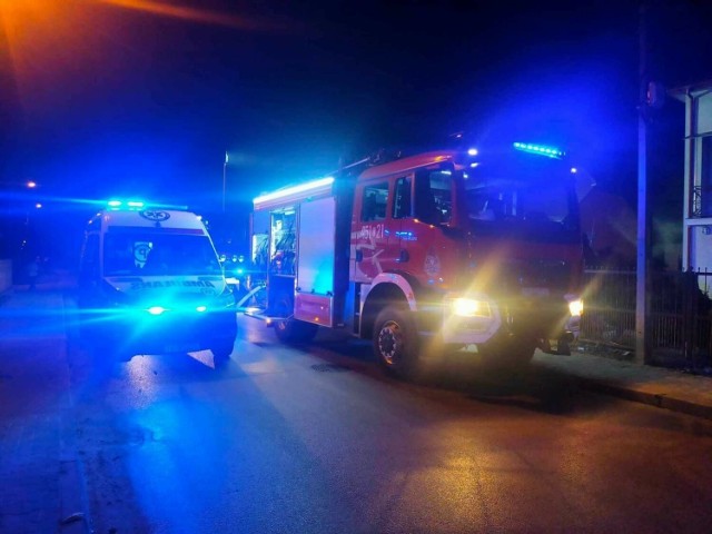W akcji przy ulicy Wspólnej w Ostrowcu brały udział trzy zastępy straży pożarnej i karetka.
