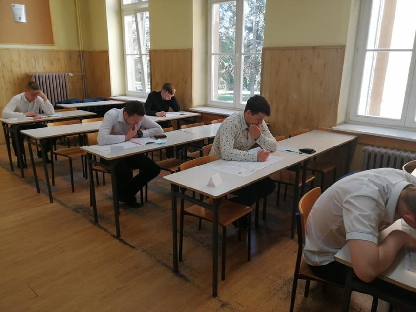 Maturzyści z inowrocławskiego "Mechana" w trakcie egzaminu...