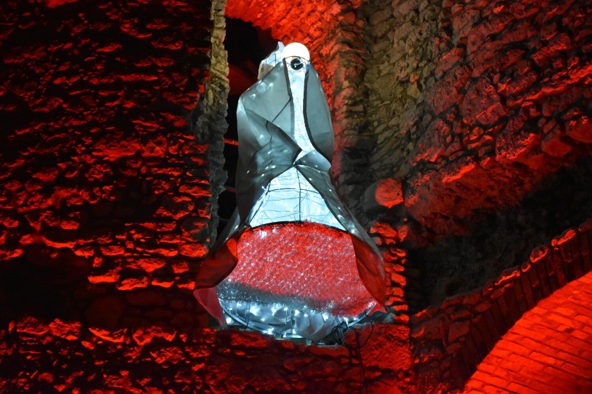 Twierdza Światła czeka na odwiedzających Zamek Ogrodzieniec. To niesamowite podświetlane iluminacje mówiące o historii miejsca