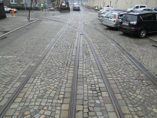 Torowisko - ul. Sczanieckiej

Po wojnie na ul. Sczanieckiej tramwaje znowu kończyły swoje trasy - jednak już nie na pętli. Na ulicy utworzono mijankę, na której bimby zawracały do 1964 roku.

Później dobudowano jeszcze tory na ul. Bogusławskiego, tym samym tworząc unikalne w Poznaniu rozwiązanie tzw. trójkąt nawrotowy. Taki sposób zawracania funkcjonował do 1972 roku, wtedy z tramwajów zniknęli konduktorzy, a przy cofaniu na trójkącie potrzebna była pomoc drugiej osoby.

Czytaj też: Stare tory na Sczanieckiej atrakcją turystyczną? [ZDJĘCIA]