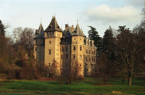 Zamek w Gołuchowie wraz z otaczającym go 
160-hektarowym...
