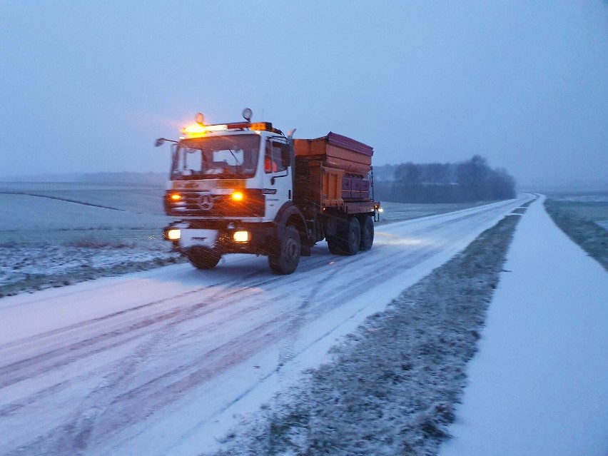 Trudne warunki na drogach w Lesznie i okolicach  w piątek 3 lutego 2023, a w weekend będzie jeszcze gorzej