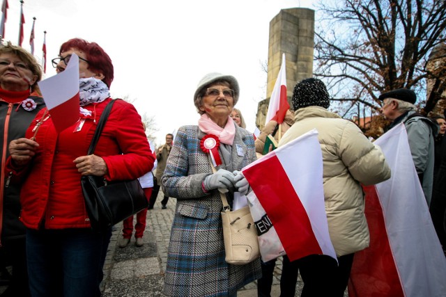 11 listopada w Zielonej Górze Komitet Obrony Demokracji Regionu w Lubuskiej zorganizował "Marsz biało-czerwony".  

- 100-lecie niepodległości jest świętem wszystkich obywateli.  Niech w tym dniu będzie z nami radość i barwy biało-czerwone - apelowali organizatorzy i zapraszali wszystkich w barwach biało-czerwonych do wspólnego świętowania. Udział w marszu wzięli zarówno mieszkańcy, jak i przedstawiciele władz. Wszyscy zebrali się na placu Bohaterów i o godzinie 15.00 wyruszyli deptakiem w stronę ratusza.  
 

W galerii znajdziecie zdjęcia z tego wydarzenia>>>


Zobacz również: Obchody świeta Niepodległości w Zielonej Górze [ZDJĘCIA]

WIDEO: Wspólnie zaśpiewali hymn polski w Zielonej Górze
