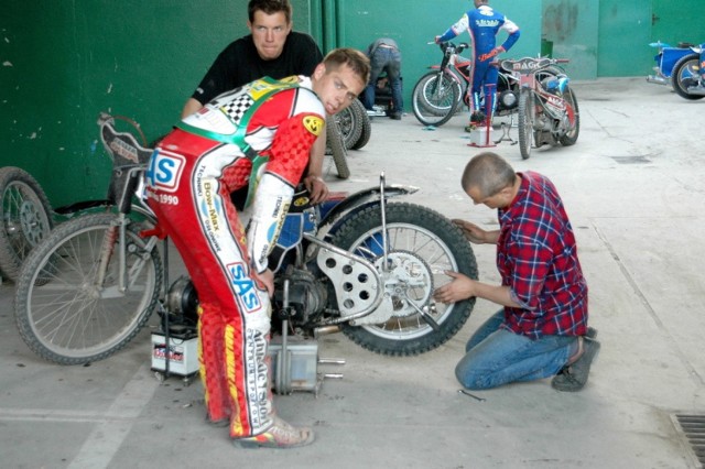 Alan Marcinkowski, Adam Kulczyński, Damian Grabski, Daniel Pytel... Pamiętacie tych żużlowców? Stanowili kiedyś ekipę juniorów Falubazu Zielona Góra. Dziś żaden z nich już się nie ściga. W przeszłości wiele razy wspólnie rywalizowali w zawodach młodzieżowych. Obejrzyjcie zdjęcia, które zrobiliśmy 15 lat temu podczas turnieju juniorów w Zielonej Górze >>>>