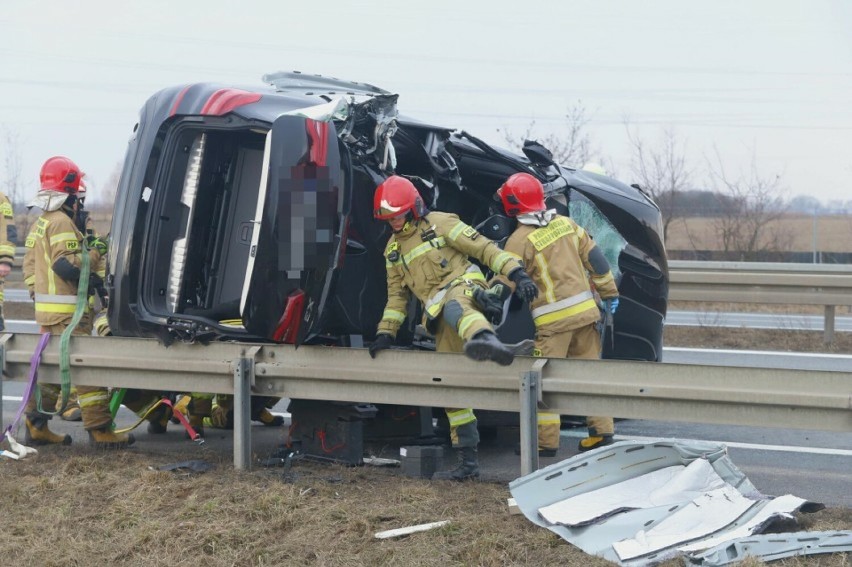Wypadek na S8 koło Wrocławia, kierowca uwięziony w BMW....