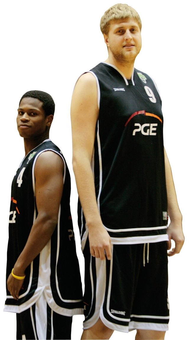 Alexandr Rindin (z prawej) jeśli podpisze kontrakt z PGE Turowem będzie najwyższym graczem polskich rozgrywek (225 cm). Na zdjęciu z TJ'em Thompsonem (178cm)